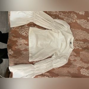 Pufffy sleeve long sleeved white shirt